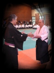 Ma&icirc;tre Jacques Jean Qu&eacute;ro a ensuite remis &agrave; Monsieur Andr&eacute; Touchet le dipl&ocirc;me de l'AEJT certifiant l'obtention du titre de "Sho-Mokuroku"