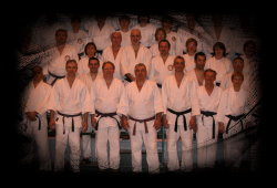 Au 1er rang (au centre), Me J.J. Qu&eacute;ro, encadr&eacute; par les organisateurs du stage