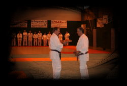 M. Dominique Szczesny (Renshi - Encadrant au sein du CJJT de Meaux) remet &agrave; Me J.J. Qu&eacute;ro un petit pr&eacute;sent de la part des encadrants des clubs d'Ile-de-France