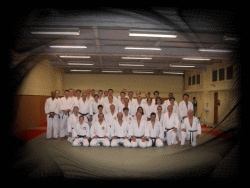 Le groupe des Ceintures Marrons et des Ceintures Noires &agrave; liser&eacute;s violets lors du 1er stage de l'Ecole des Cadres de Meaux pour la saison 2005/2006 - Meaux - 20 novembre 2005